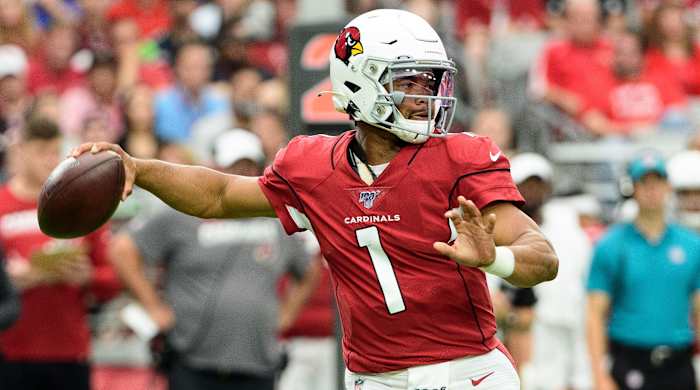 kyler-murray-throwing-football